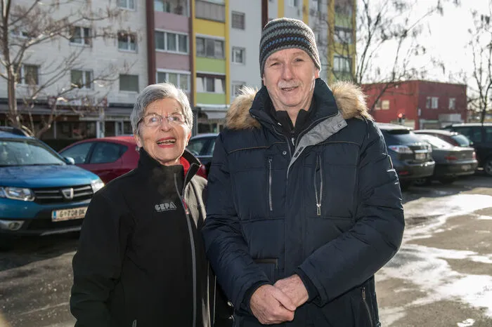 Marget und Günter Flöck:"Der Bahnübergang an der Abstallerstraße wurde gesperrt, obwohl dort nie etwas passiert ist. Jetzt müssen wir enorme Umwege in Kauf nehmen bzw sind abgeschnitten, das tut uns sehr leid. Uns fehlen in Wetzelsdorf ein Kaffeehaus und ein Zentrum. Die einzige Möglichkeit wäre gewesen Ecke Peter Rosegger Straße / Straßganger Straße, aber da wird jetzt gebaut... Wünschen würden wir uns Irgendwas mit einem schönen Kunstwerk, oder ein Mahnmal - das wär was."