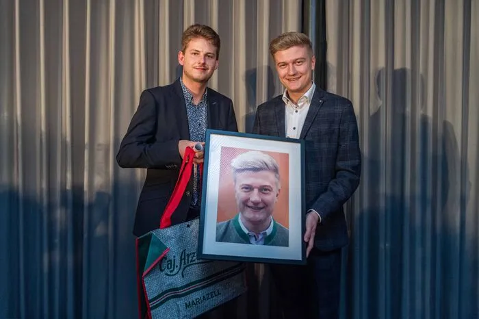 Das ist der Sieger in der Kategorie Newcomer: Sebastian Thier (rechts), am Bild mit Laudator Jonas Pregartner.