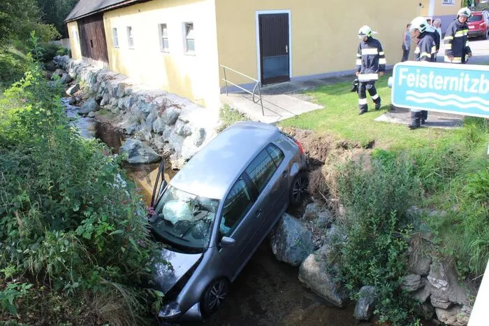 Ein Linksabbieger hatte aufgrund einer entgegen kommenden Motorradkollone angehalten, ein nachkommender Autofahrer war ihm dabei aufgefahren. Der nachfahrende Lenker versuchte nach rechts in einen Parkplatz zu steuern, um einen weiteren Unfall zu verhindern - allerdings wurde sein Pkw erfass und nach rechts in einen Bach katapultiert. 