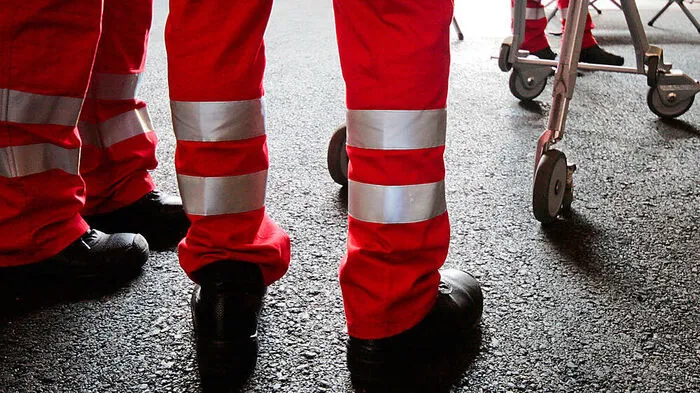 Auto überquert Sperrlinie: Motorradlenker bei Kollision schwer verletzt