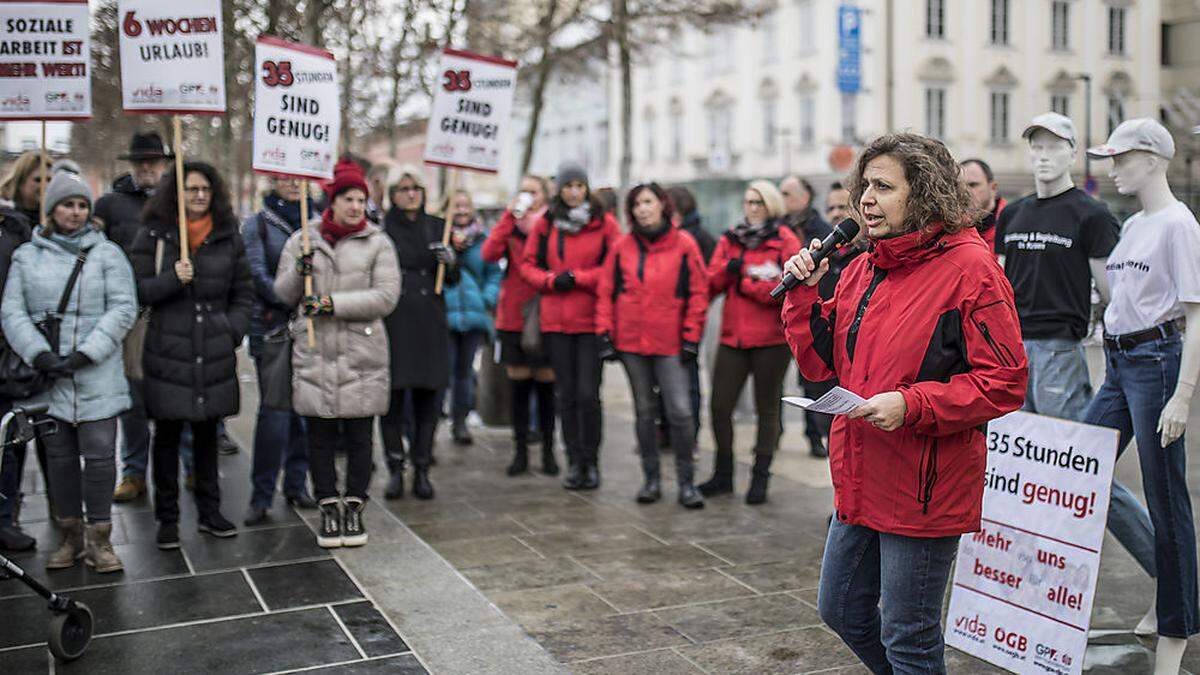 &quot;35 Stunden sind genug&quot;lautet eine der Forderungen der Aktionisten am Neuen Platz in Klagenfurt