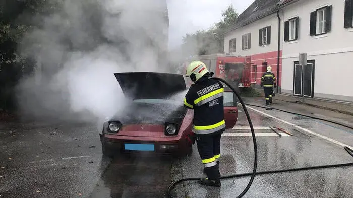 Zu einem Einsatz unweit ihres Rüsthauses wurde die Stadtfeuerwehr Weiz am Dienstag zu Mittag gerufen: In der Mühlgasse hatte ein Porscheim aus dem Motorraum zu rauchen begonnen.