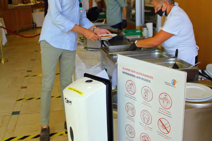 Abstand und Desinfektion überall - auch beim Essen