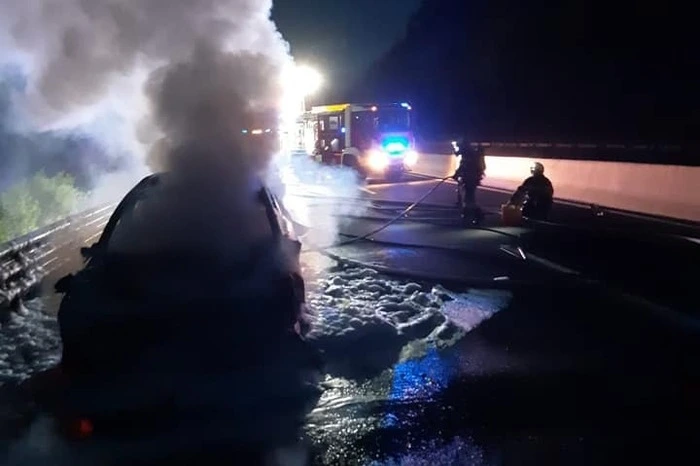 Ein Übergreifen der Flammen auf die angrenzende Böschung konnte gerade noch verhindert werden.