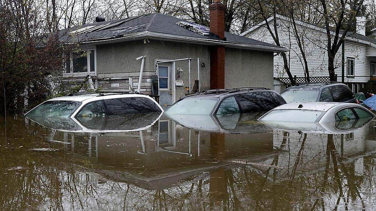 Völlig überschwemmte Häuser in Quebec