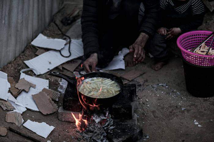 Im Gazastreifen werden in Zeltlagern sehr einfache Gerichte zubereitet. 