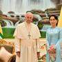 Papst Franziskus mit Friedensnobelpreisträgerin Aung San Suu Kyi