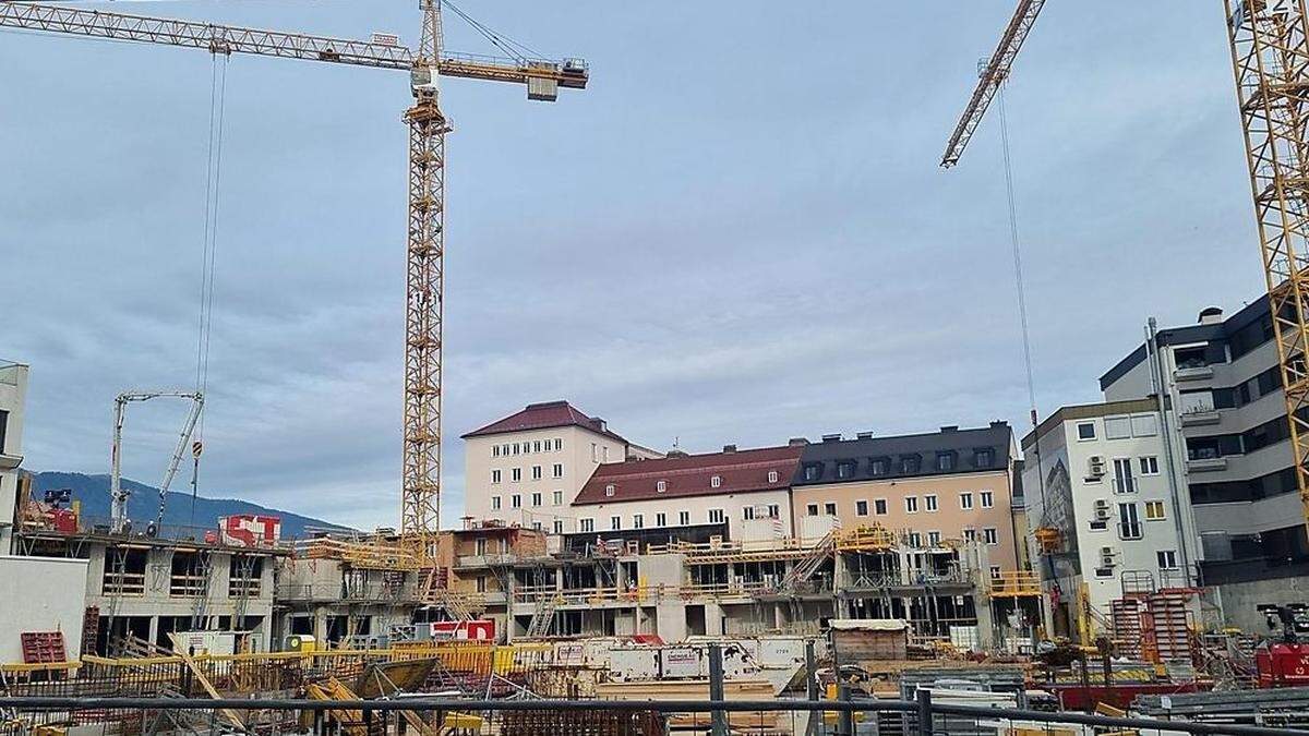 Als Vorzeigeprojekt gilt im Stadtkern das Geschäfts- und Wohnviertel in der Bahnhofstraße