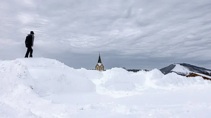Auch wenn der Schnee es schwer erahnen lässt, der Wall ist riesig