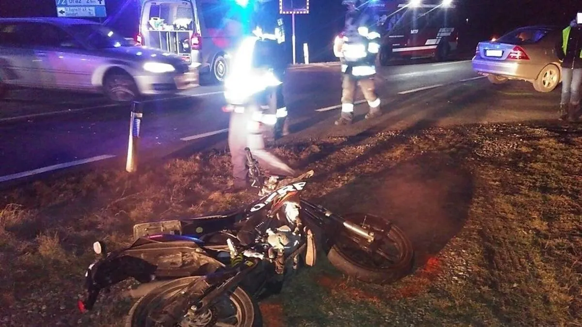 Das Moped kam auf der gegenüberliegenden Fahrbahnseite zum Liegen