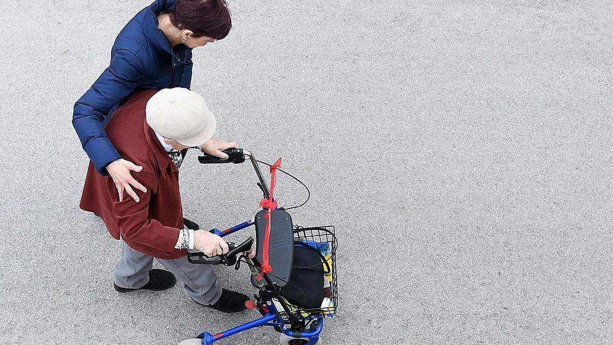 Die Suche nach einem Pflegeplatz kann für Angehörige zur großen Belastung werden