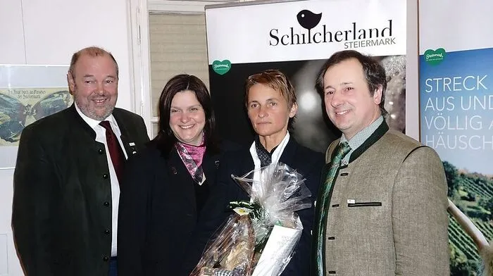Stehen stellvertretend für den gemeinsamen Aufbruch im Schilcherland: Obmann Walter Eichmann, Brigitte Weber (2.v.l.) und Franz Deutschmann (r.) von Schilcherland-Spezialitäten sowie Koordinatorin Gabi Kubik-Temel (2.v.r.)