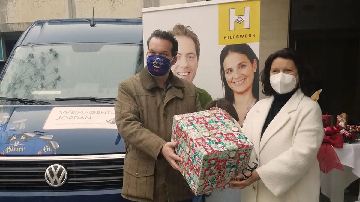 Hilfswerk-Präsidentin Elisabeth Scheucher und Hirter-Geschäftsführer Niki Riegler bei der Übergabe der Schuhkartons.
