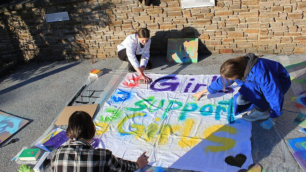 Der zweite Jahrgang der HLW Lipizzanerheimat beschäftigte sich in Kooperation mit Akzente künstlerisch mit dem Weltfrauentag 