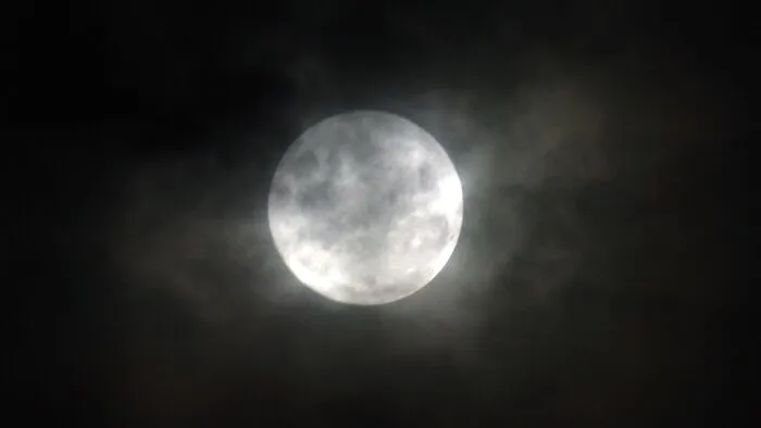 Überall auf der Welt wird der erste Vollmond des Jahres 2018 bestaunt. Asuncion, Paraguay