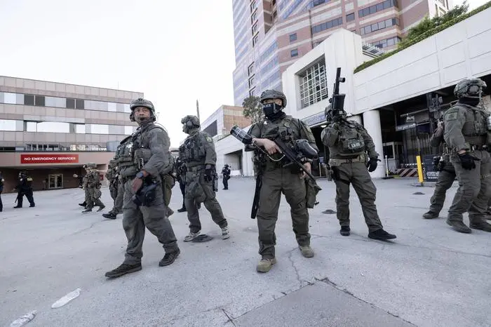 Los Angeles. DHS and ICE Police Guard Federal Detention Center Federal DHS and ICE Police officers guarding the perimeter around the Federal Detention Center in downtown Los Angeles. Protesters have gathered out front of the building. 6/7/2025 Los Angeles, CA. USA Photo by Ted Soqui/SIPA Photo USA Los Angeles Downtown Los Angeles CA USA NOxUSExINxGERMANY PUBLICATIONxINxALGxARGxAUTxBRNxBRAxCANxCHIxCHNxCOLxECUxEGYxGRExINDxIRIxIRQxISRxJORxKUWxLIBxLBAxMLTxMEXxMARxOMAxPERxQATxKSAxSUIxSYRxTUNxTURxUAExUKxVENxYEMxONLY Copyright: xTedxSoquix Editorial use only sipausa_62030922