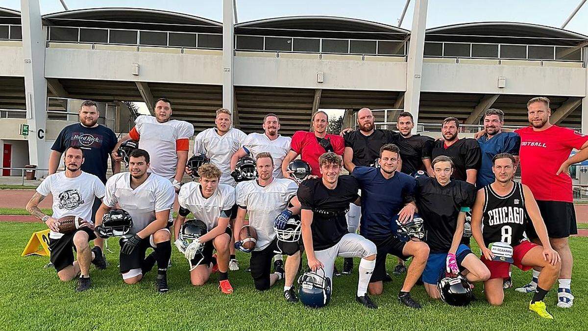 Das Team der Murtal Bulls mit Obmann Jan Lerchbacher (stehend 2. v. r.) und Jakob Krainz (r.), einer der Coaches