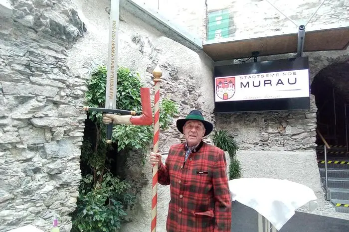 Aufmarschiert ist zur Eröffnung des Leonhardimarktes der ÖKB-Stadtverband Murau und die Murauer Bürgergarde.