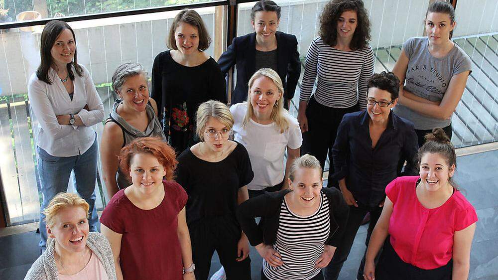 Cordula Bürgi (Mitte rechts in dunkler Hemdbluse) studiert einen zwölfköpfigen Frauenchor für Klaus Langs Oper in Bayreuth ein