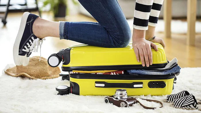 Weniger einpacken. Und schon wieder: Man kommt von einem Trip zurück, der Duft des Urlaubsorts hängt beim Auspacken noch in den Klamotten – und ganz unten im Rucksack oder Koffer liegen drei sauber gefaltete und nie getragene Outfits. Es hätte ja sein können, dass man sie braucht. Doch am Ende trägt man eh immer dieselben Teile. Im nächsten Jahr also einfach die unnötigen Zusatz-Outfits daheim lassen und dadurch Platz und Gewicht sparen.