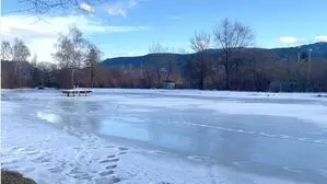 Idylle auch im Winter: der Badesee in Weißenbach bei Liezen 