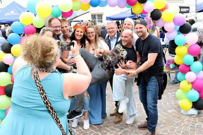 In optimaler Partylaune gesichtet wurden unter anderem Bürgermeister Martin Kulmer, ORF-Filmprofi Andreas Sacherer, Schauspieler Hermann Traninger, Faschingsstar Mario Schmied sowie der ehemalige Gymnasialdirektor Harald Unterberger.