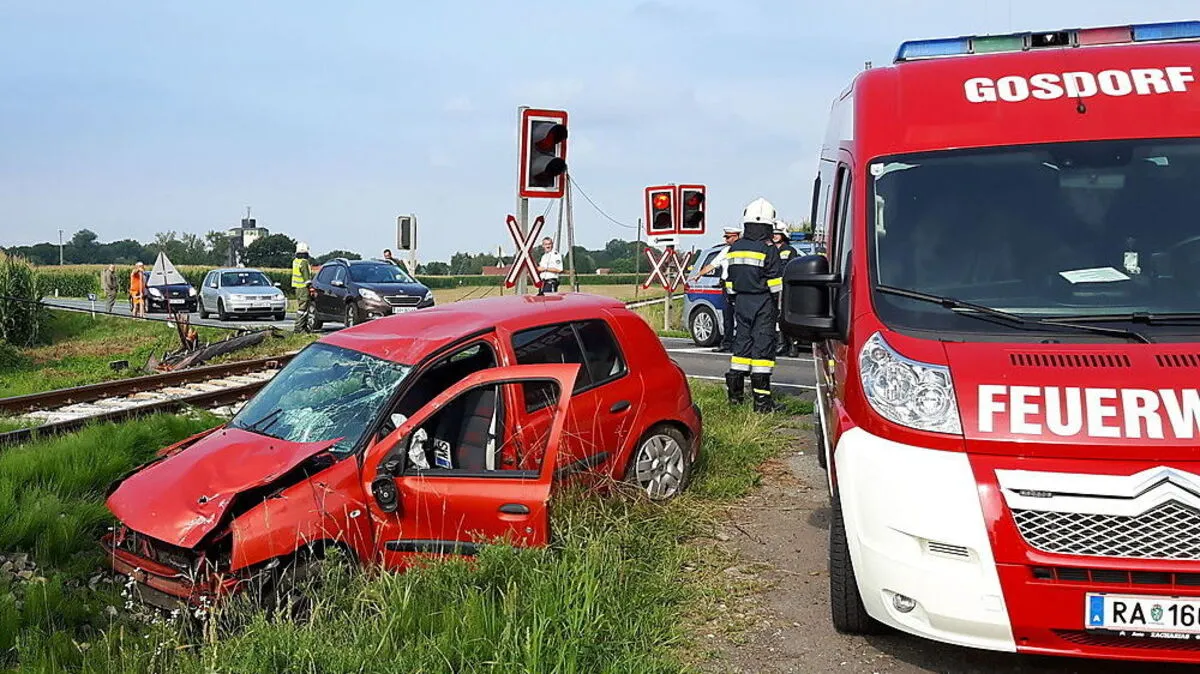 Pkw kam erst im Graben nach dem Bahndamm zu stehen