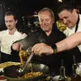 Wolfgang Puck (Mitte) kocht wieder für die Oscar-Gäste auf