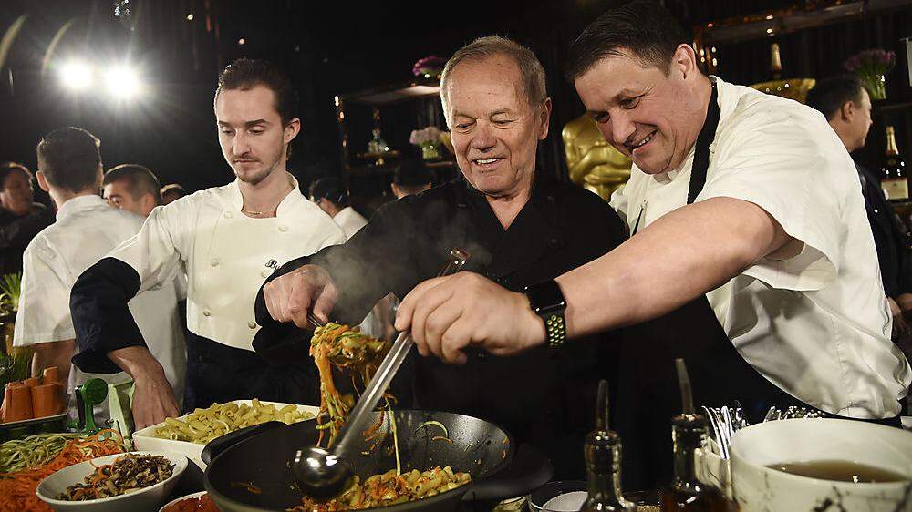 Wolfgang Puck (Mitte) kocht wieder für die Oscar-Gäste auf