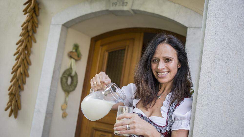 Die frische Bio-Wiesenmilch melkt Astrid Brunner am „Kollehof“ jeden Morgen selbst
