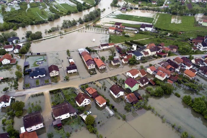 Mehrere Straßen in der Region waren wegen Hochwassers oder Erdrutschen unbefahrbar. In der nordbosnischen Region Zepce wurde ein sechsjähriger Bub von einem Hochwasser führenden Bach fortgerissen. Einsatzkräfte suchten nach dem Kind, wie der staatliche Fernsehsender BHRT berichtete.  