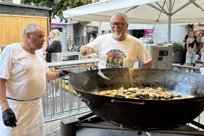 Turtels-Obmann Charly Kashofer lässt die Schlipfkrapfen schwitzen