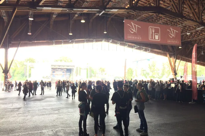 Die Freilufthalle B kann zur Not als Regen-Unterstand genutzt werden, 8.000 Menschen haben hier Platz.