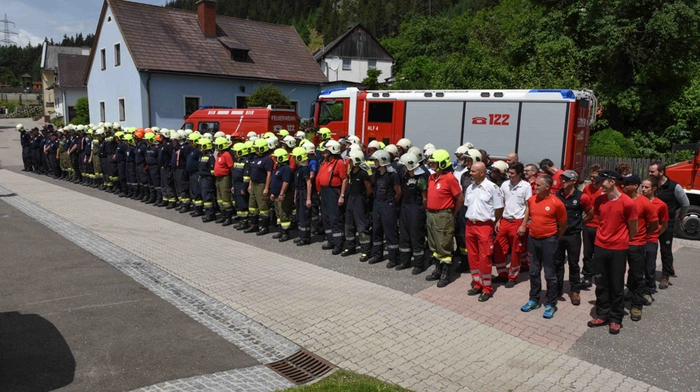 Einsatzkräfte der Feuerwehr, Bergrettung, des Roten Kreuz sowie der Polizei zeigten ihr großes Engagement bei zwei verschiedenen Übungsannahmen: Löschung eines Waldbrandes mit Bergung einer verletzten Person sowie Maßnahmen nach einem Erdbeben.