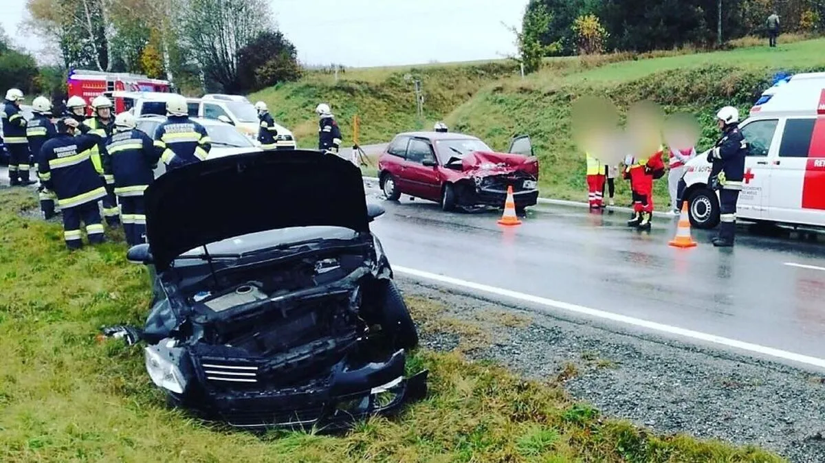 Eines der beiden Fahrzeuge wurde auf das Bankett geschleudert