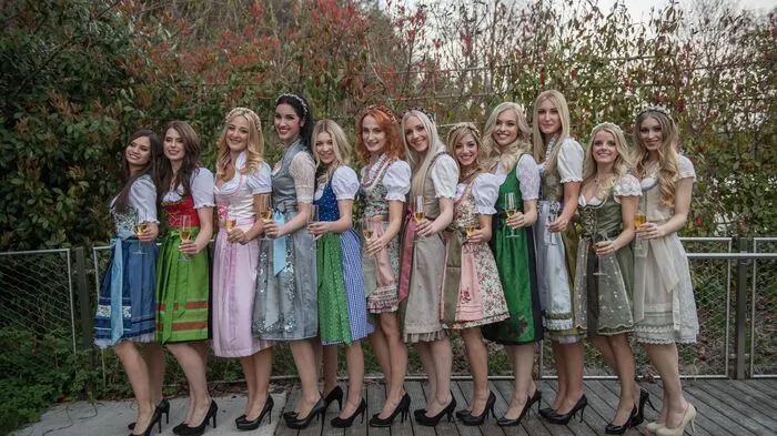 Noch ein Gruppenbild, bevor es auf den Catwalk geht: Die 12 Finalistinnen im Dirndl