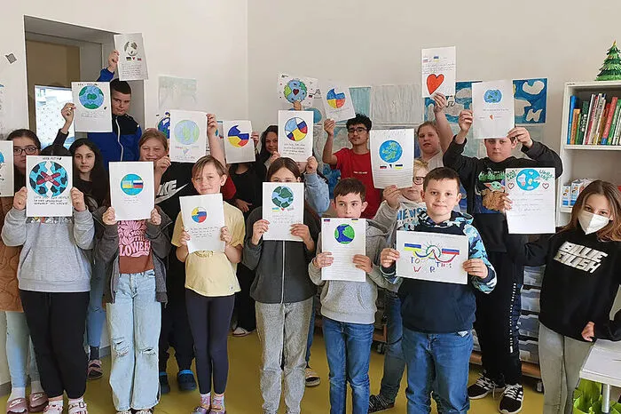 Auch Schülerinnen und Schüler der 1b Klasse der MS Leoben-Stadt haben sich mit dem Thema auseinandergesetzt und Briefe und Botschaften an Präsident Putin geschrieben und gezeichnet. Sie fordern ihn darin auf, diesen sinnlosen, brutalen Krieg sofort zu beenden. Die Briefe werden an die russische Botschaft in Österreich geschickt.