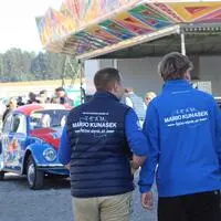 Alt und vor allem Jung schwenkten Fahnen und warteten auf die Reden von Kunasek, Kickl und Co. am Sonntag in Hartberg