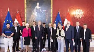 ABD0070_20240528 - WIEN: Finanzminister a.D. Ferdinand Lacina (SPÖ/2.v.l.), Bundesministerin a.D. Maria Rauch-Kallat (ÖVP/4.v.l.), Bundespräsident Alexander Van der Bellen (6.v.l.), Bundeskanzler a.D. Wolfgang Schüssel (ÖVP/8.v.l.), Klimaaktivistin Marlene Forgber (6.v.r.), Landwirtschaftsminister a.D. Franz Fischler (ÖVP/3.v.r.) und Bundeskanzler a.D. Franz Vranitzky (SPÖ/2.v.r.) am Dienstag, 28. Mai 2024 anl. eines Dialogs "30 Jahre EU-Referendum in Österreich"mit jungen Österreichern und damals federführenden Politikern in der Präsidentschaftskanzlei in Wien. - FOTO: APA/TOBIAS STEINMAURER