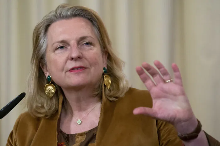 Bei ihrer Hochzeit tanzte die damalige Außenministerin Karin Kneissl mit dem russischen Präsidenten Wladimir Putin – und bis heute zieht es Kneissl nach Russland. Nachdem die ehemalige Diplomatin bereits als Gastautorin für den russischen Staatssender „Russia Today“ tätig war, übernahm sie 2021 einen Sitz im Aufsichtsrat des Ölkonzerns Rosneft. Vergangenes Jahr musste sie dieses Amt zurücklegen, künftig soll sie als Chefin einer Kreml-nahen Denkfabrik tätig sein. Den Sommer verbringt die von der FPÖ nominierte Ex-Ministerin, die sich als „politischer Flüchtling“ sieht, jedenfalls in einem russischen Dorf. Dort schreibt sie ein Buch über die aktuelle Lage in Europa.