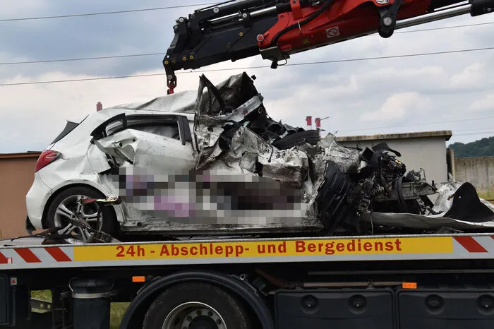 Der Wagen wurde rund 100 Meter vom Güterzug mitgeschleift