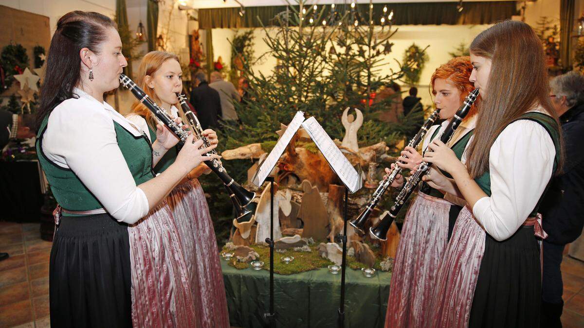 Mit Musik werden Besucher in vorweihnachtliche Stimmung gebracht