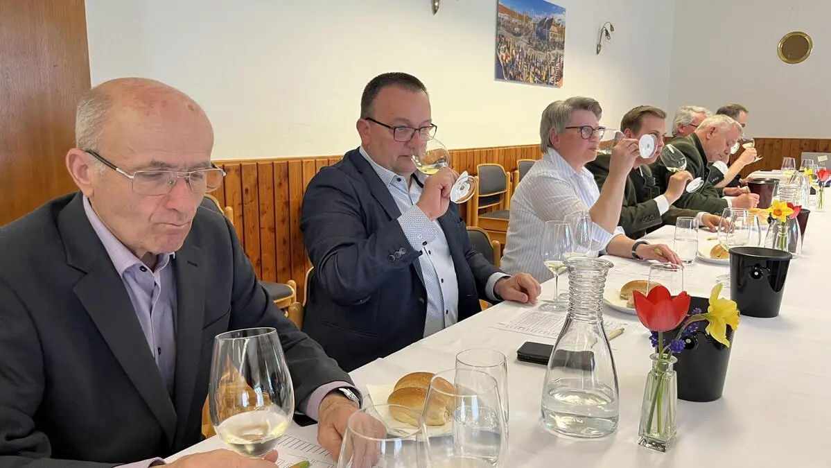 Kritisch haben die Jurymitglieder die potenziellen Messweine aus der Region verkostet