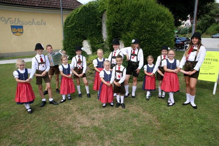 ... mit einem Frühschoppen mit den „Franzbranntweinern“ sowie einer Tanzdarbietung der „Glantaler Spatzen“ (Foto). 
