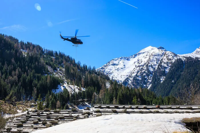 Die Bell 412 bei ihrer Arbeit am Donnerstagvormittag rund um den Riesachsee