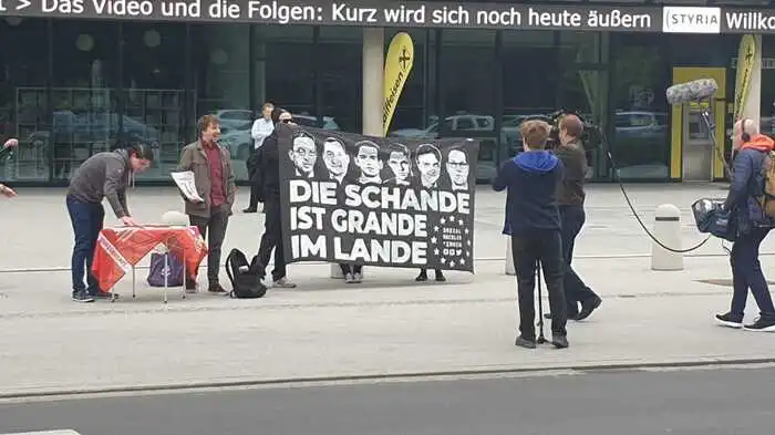 Zwei Straßenseiten, zwei Gegensätze: Vor dem Styria-Headquarter stehen Demonstranten ...