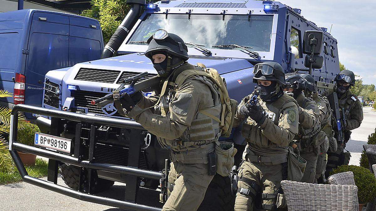13 Cobra-Beamte werden mit Ausrüstung und gepanzertem Fahrzeug nach Litauen geschickt, kündigt Innenminister Nehammer an.