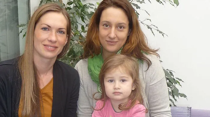 Freuen sich auf die Umsetzung ihrer Ideen: Claudia Theisl (l.) und Christina Köstenbauer mit Töchterchen Johanna 