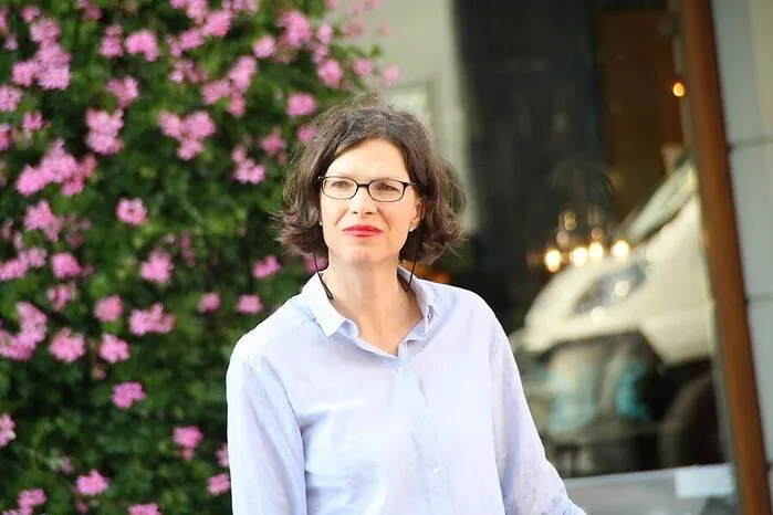 Würdigungspreis darstellende Kunst (6000 Euro): Sie gründete das „artemis generationentheater“ (1997 bis 2011) und ermöglicht mit ihrem Tanzfestival „Pelzverkehr“ Einblicke in gesellschaftsrelevante Positionen des zeitgenössischen Tanzes und der Performancekunst: Ingrid Türk-Chlapek (58) studierte Theater, Film- und Medienwissenschaften in Wien und Tanzwissenschaften in Salzburg. Von 1993 bis 2018 war die gebürtige Wienerin Lehrbeauftragte an den Universitäten Wien, Klagenfurt sowie an der FH Joanneum in Graz. Als Tanzjournalistin berichtete sie über namhafte Produktionen und Festivals, darüber hinaus war sie gefragte Referentin bei Tagungen. Ihr breites Wissen in Theorie und Praxis brachte sie auch als Kuratorin der zeitgenössischen Tanzaktivitäten der Stadt Klagenfurt ein (2013 bis 2020). Außerdem ist die Wahlkärntnerin bei den „Rote Nasen Clowndoctors“ tätig.