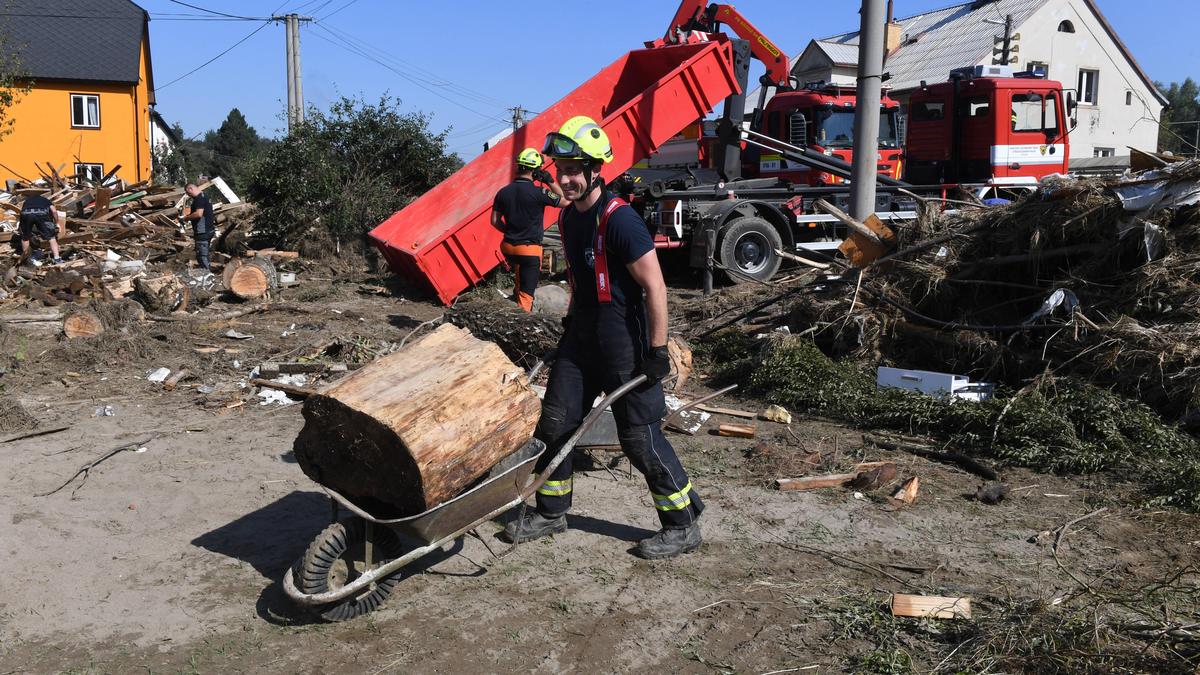 Neben vielen freiwilligen Feuerwehrmitgliedern halfen auch syrische Flüchtlinge mit 